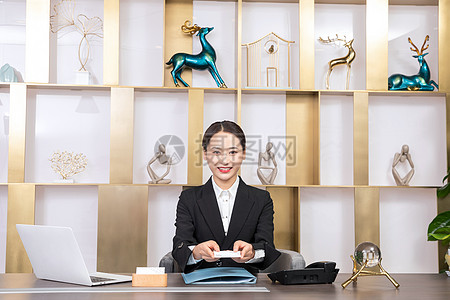 前臺服務人員遞名片 專業(yè)攝影服務的初次接觸