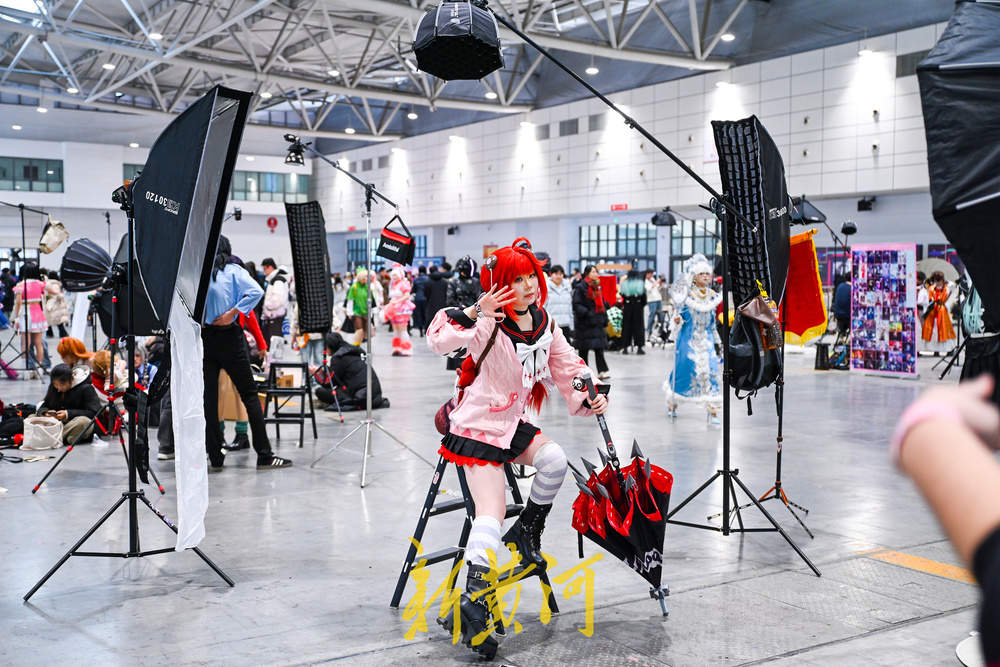 漫展新風(fēng)口 攝影攤位引領(lǐng)現(xiàn)場定妝拍攝熱潮